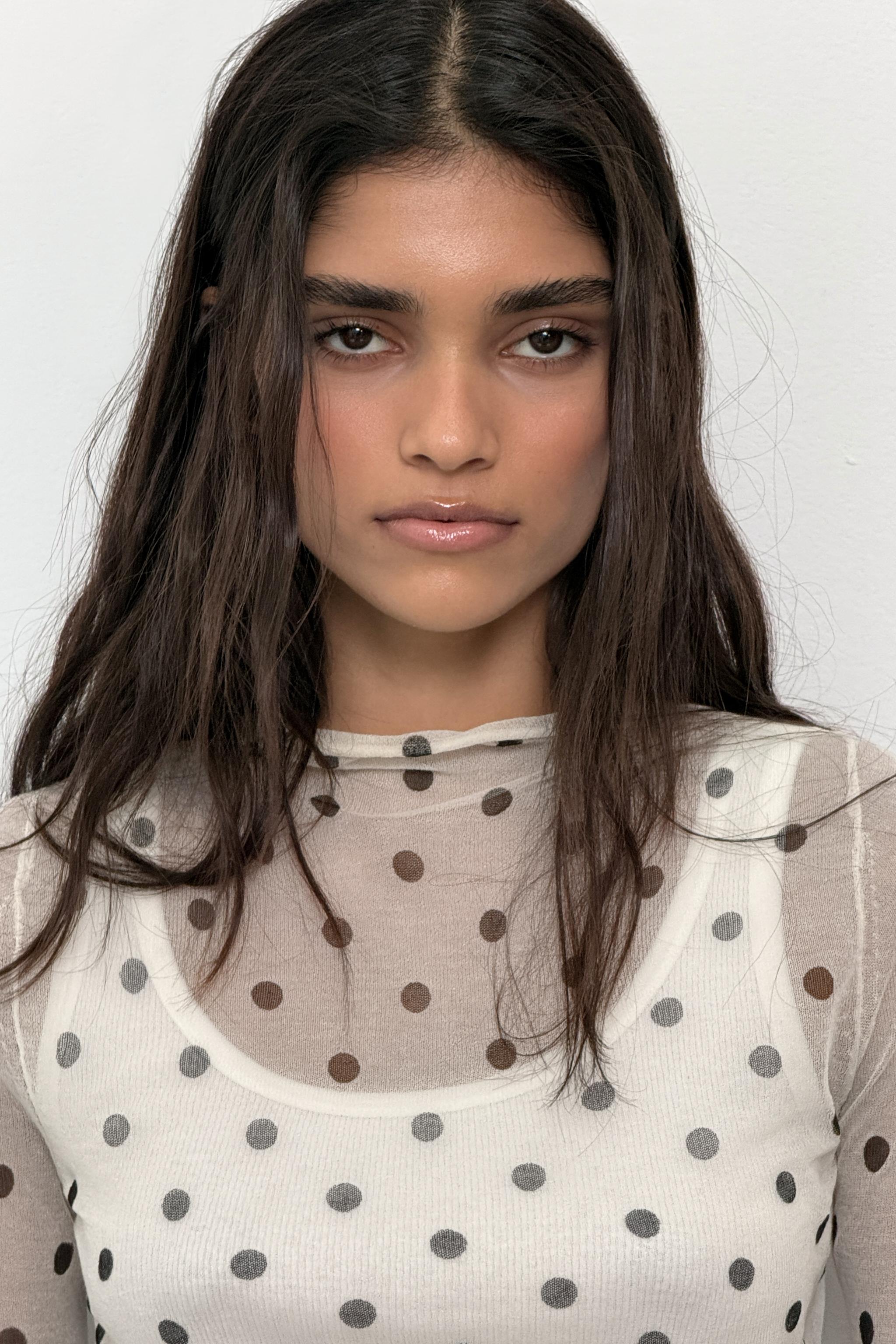 TOP EN MAILLE SEMI-TRANSPARENTE À POIS